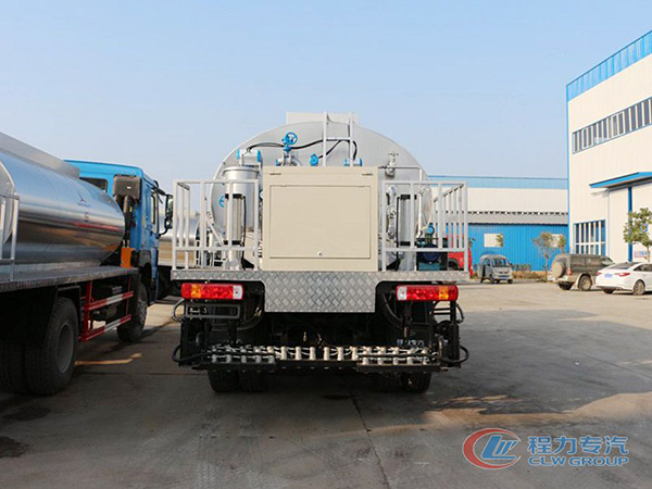重汽豪沃16噸瀝青灑布車