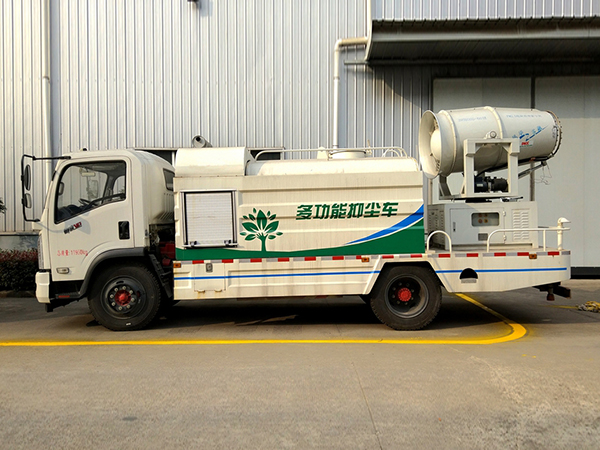 東風御虎抑塵車