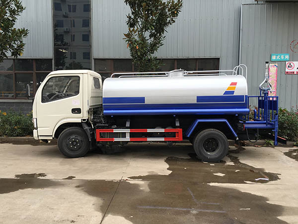 東風(fēng)多利卡5方灑水車