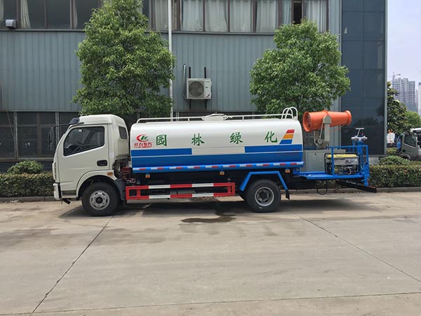 東風(fēng)9.5噸噴霧灑水車