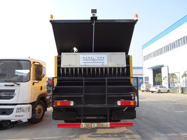 國六重汽豪沃后雙橋同步碎石封層車