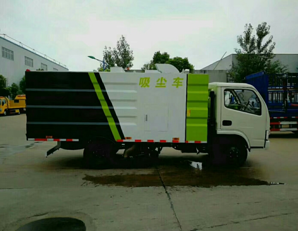 東風(fēng)5方小多利卡吸塵車(chē)