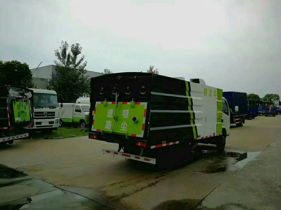 東風(fēng)5方小多利卡吸塵車(chē)