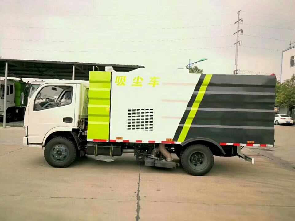 東風(fēng)5方小多利卡吸塵車(chē)