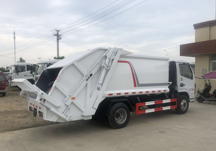 國六東風多利卡5方后掛桶垃圾壓縮車